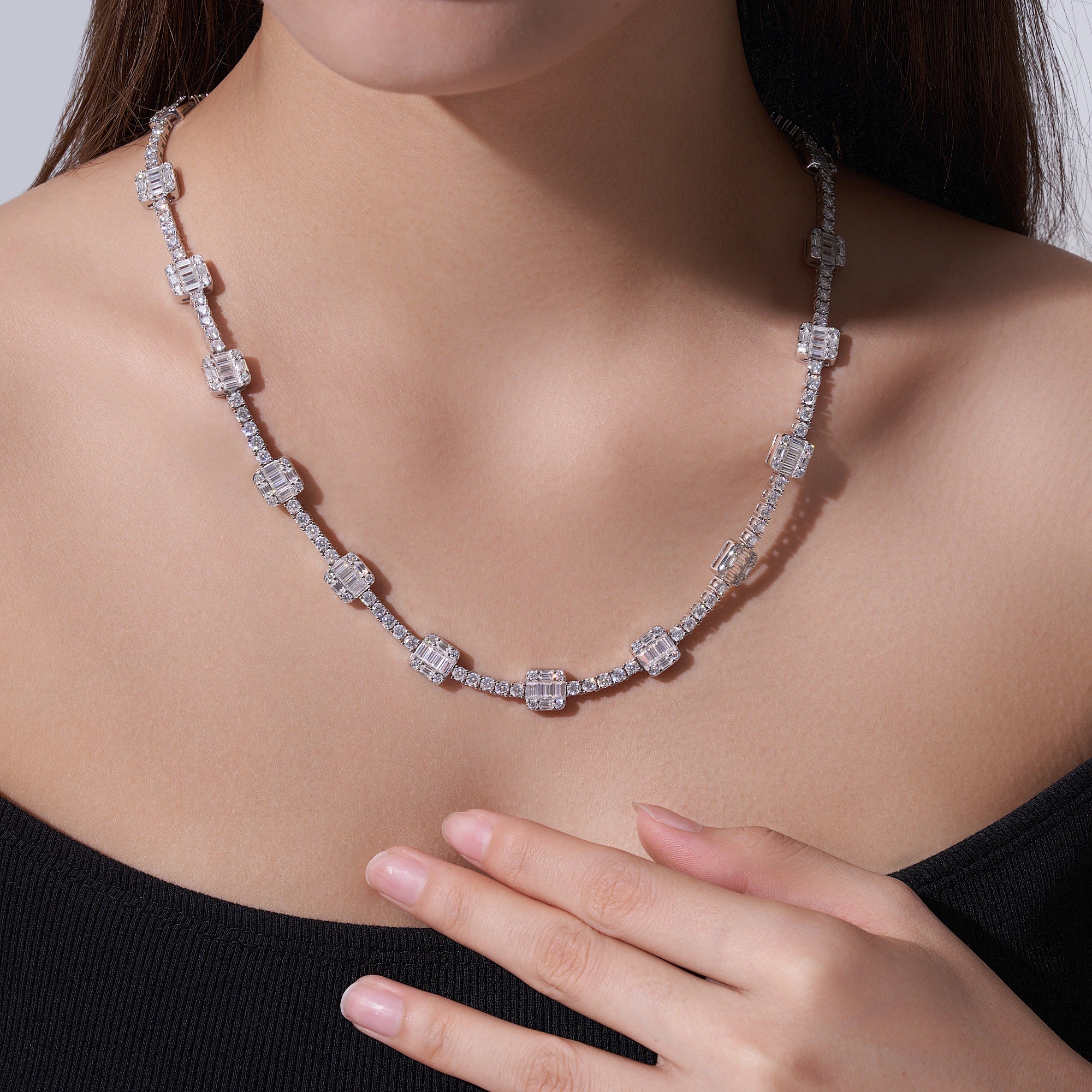 A Luxurious And Fashionable Minimalist Jewelry Pendant Necklace Set With Top-quality Moissanite, Made Of S925 Silver Electroplated With Platinum.