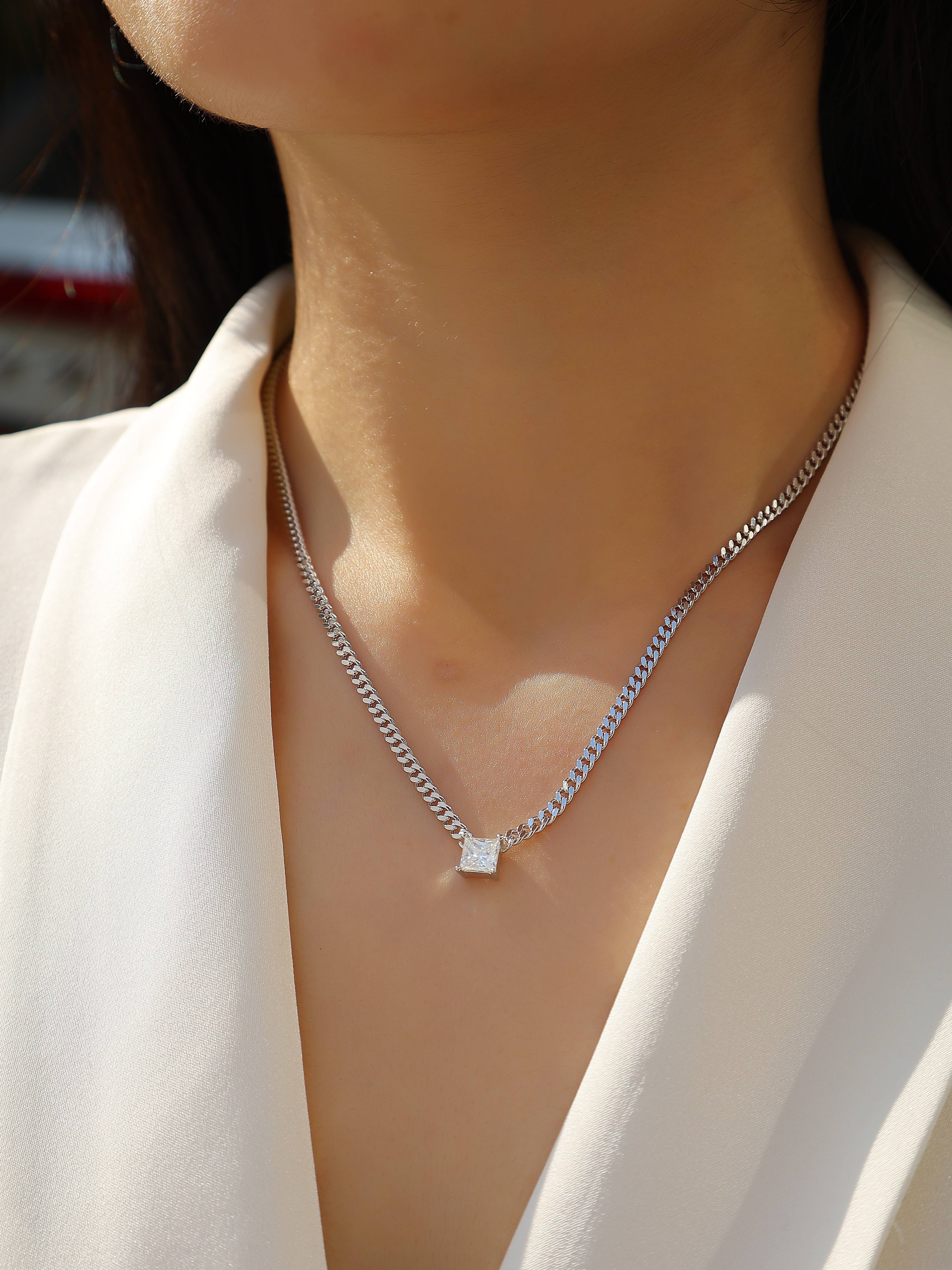 Flamboyant Style - A Fashionable And Trendy Necklace Pendant Set With Top-quality Moissanite S925 Silver And Platinum-plated Gold Can Be Tested With A Diamond Pen