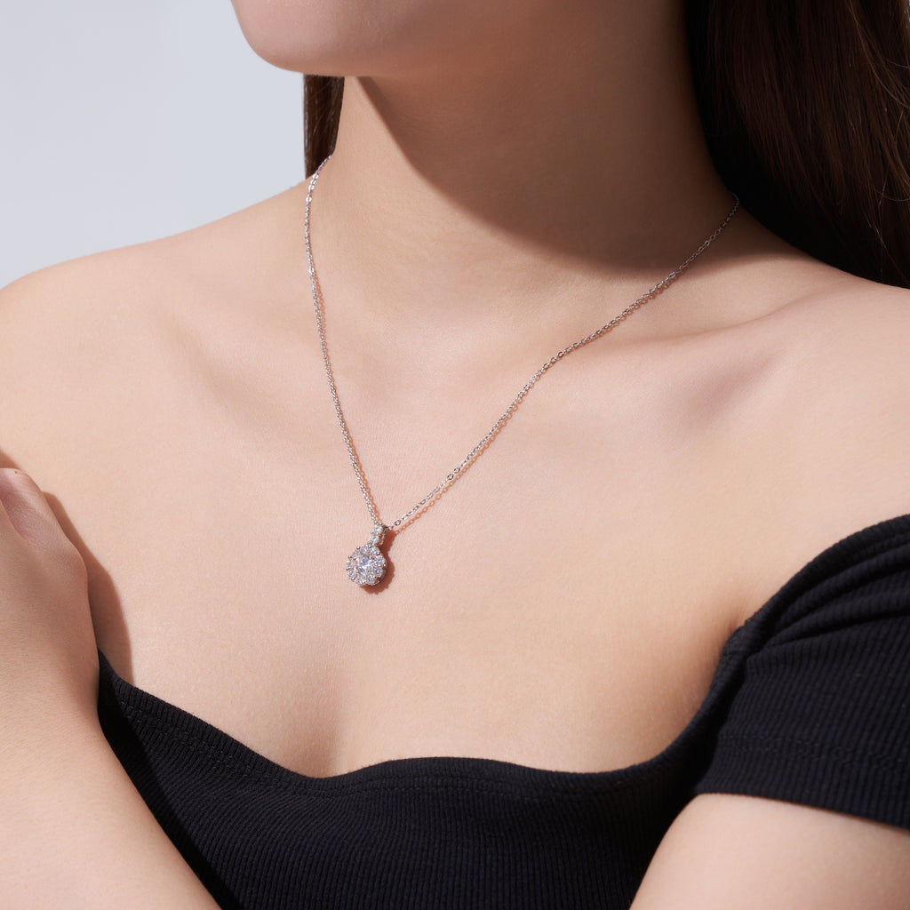 A Luxurious And Fashionable Minimalist Jewelry Pendant Necklace With A 1-carat Top-quality Morganite Gemstone, Made Of S925 Silver Electroplated With Platinum.