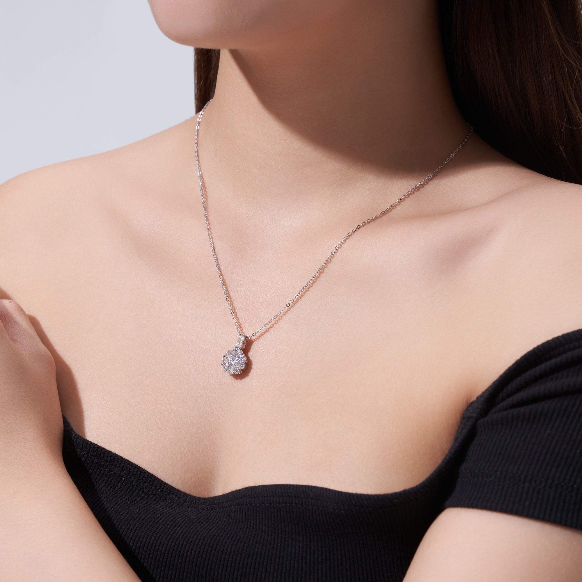 A Luxurious And Fashionable Minimalist Jewelry Pendant Necklace With A 1-carat Top-quality Morganite Gemstone, Made Of S925 Silver Electroplated With Platinum.